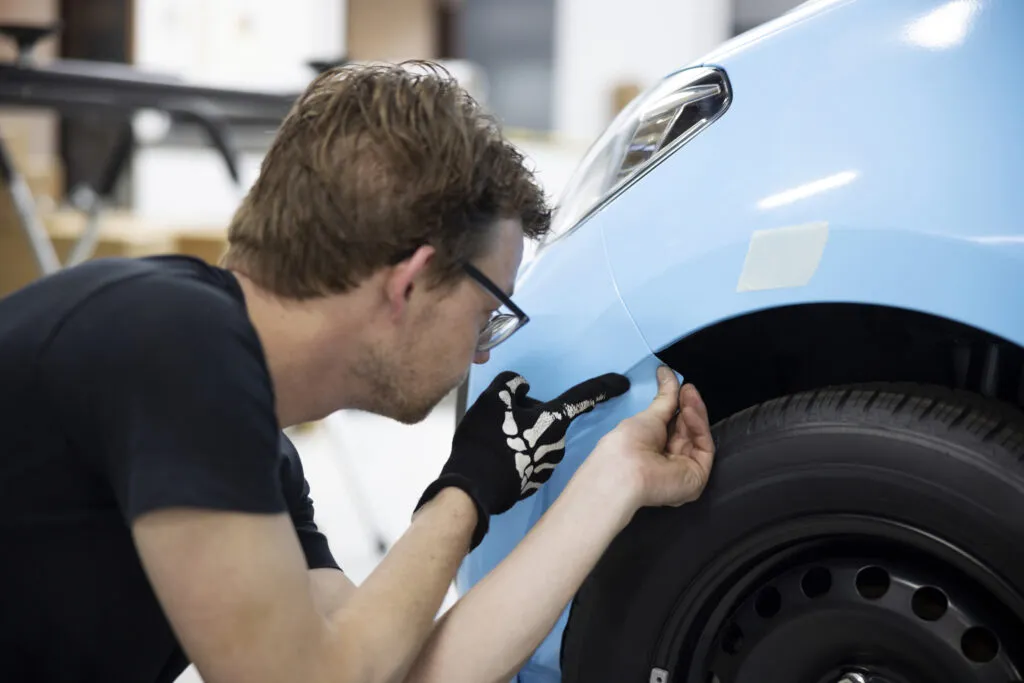 Rapid Gloss Team is repairing a Car bumper repair